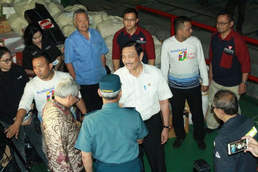 Menteri Koordinator Bidang Kemaritiman Luhut Binsar Panjaitan (kemeja putih) bersama pendiri yayasan nirlaba Artha Graha Peduli (kemeja biru) Tomy Winata mengecek kesiapan bantuan yang akan dikirimkan ke lokasi bencana Palu dan Donggala, Sulawewi Tengah di Tanjung Priok, Jakarta Utara, Rabu (3/10).