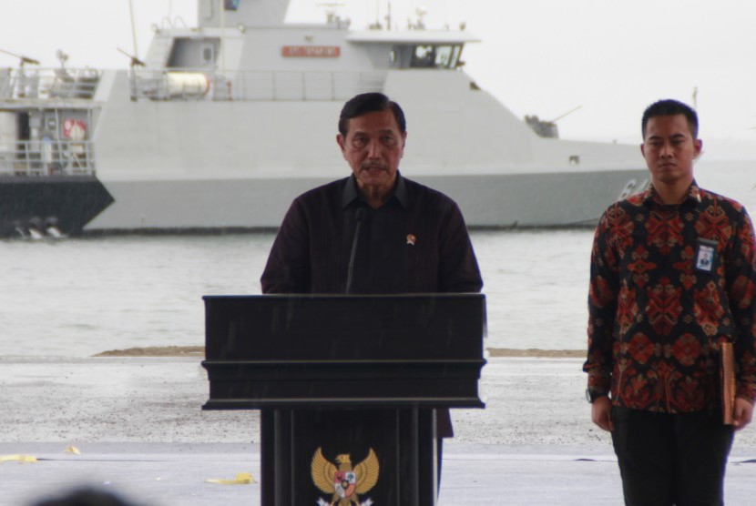 Menteri Koordinator Bidang Kemaritiman Luhut Binsar Panjaitan (kiri).