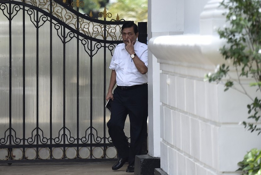 Menteri Koordinator bidang Kemaritiman Luhut Panjaitan meninggalkan Kompleks Istana Kepresidenan Jakarta usai menghadap Presiden Joko Widodo di Jakarta, Senin (20/11). 