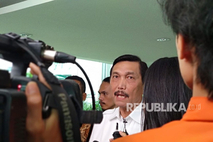 Menteri Koordinator Bidang Kemaritiman (Menko Maritim) Luhut Binsar Pandjaitan menjelaskan hasil rapat perkembangan pembangunan light rail transit (LRT) di Kemenko Maritim, Rabu (11/4).