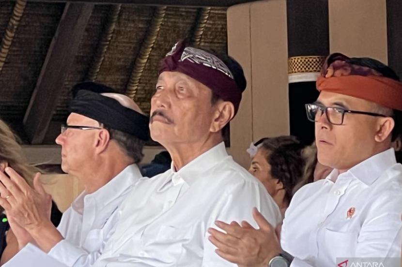 Menteri Koordinator Bidang Maritim dan Investasi Luhut Binsar Pandjaitan (tengah) menghadiri upacara Segara Kerthi di Kota Denpasar, Bali, Sabtu (18/5/2024). 