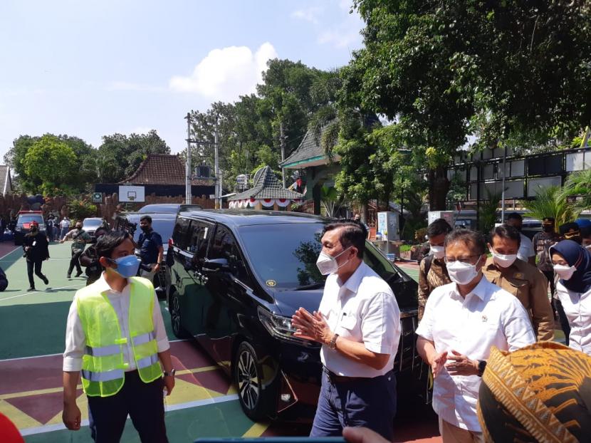 Menteri Koordinator Bidang Maritim dan Investasi, Luhut Binsar Panjaitan, bersama Menteri Kesehatan, Budi Gunadi Sadikin, dan Wali Kota Solo Gibran Rakabuming Raka, saat meninjau pelaksanaan vaksinasi Covid-19 di SMA Negeri 1 Solo, Kamis (5/8).