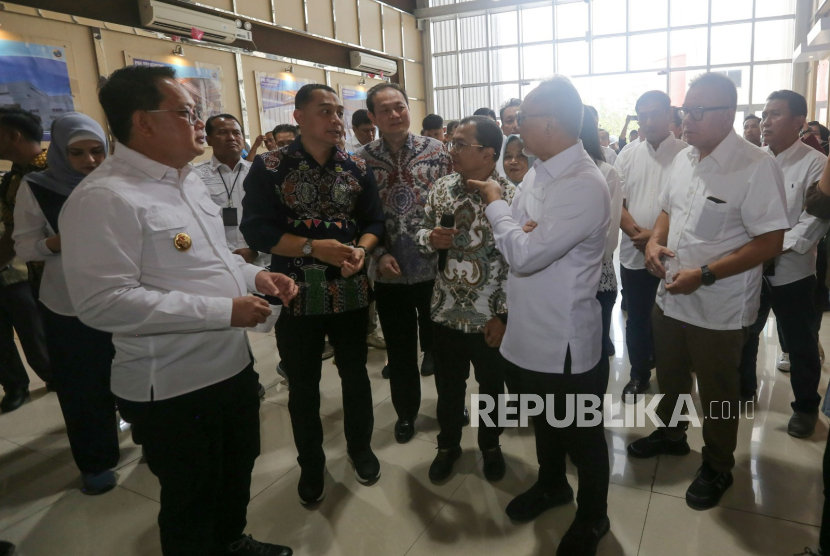 Menteri Koordinator Bidang Pangan (Menko Pangan) Zulkifli Hasan melakukan kunjungan di TPA Benowo, Kota Surabaya, Selasa (7/1/2025).