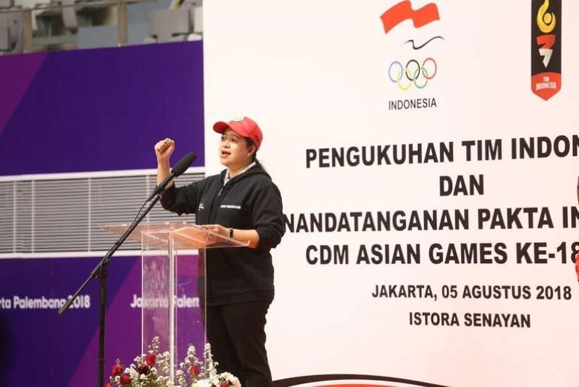 Menteri Koordinator Bidang Pembangunan Manusia dan Kebudayaan (Kemenko PMK) Puan Maharani mengukuhkan atlet Indonesia untuk Asian Games di Istora Senayan, Jakarta, Ahad (5/8).