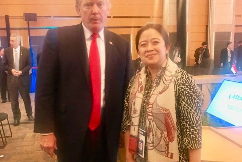  Menteri Koordinator Bidang Pembangunan Manusia dan Kebudayaan (Menko PMK) Puan Maharani bersama presiden AS Donald Trump.