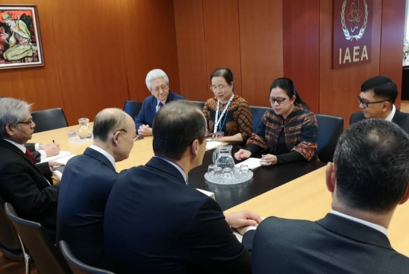  Menteri Koordinator Bidang Pembangunan Manusia dan Kebudayaan (Menko PMK) Puan Maharani bertemu dengan Dirjen Badan Tenaga Atom Internasional (IAEA) Yukiya Amano di Wina, Austria, (28/11).