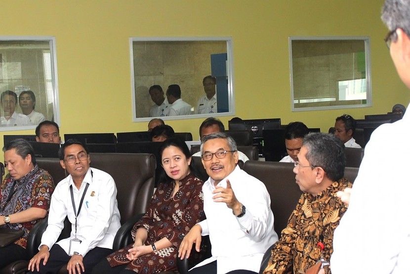 Menteri Koordinator bidang Pembangunan Manusia dan Kebudayaan (Menko PMK), Puan Maharani,  mengunjungi kantor Badan Meteorologi, Klimatologi dan Geofisika  (BMKG) Pusat.   