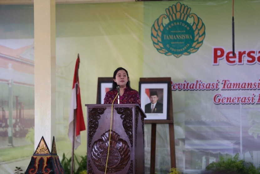 Menteri Koordinator bidang Pembangunan Manusia dan Kebudayaan (Menko PMK) Puan Maharani saat membuka Kongres XXI Persatuan Taman Siswa Tahun 2016 di Jogjakarta, Selasa (6/12).