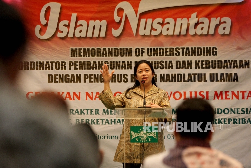 Menteri Koordinator bidang Pembangunan Manusia dan Kebudayaan (Menko PMK) Puana Maharani menyampaiakn pidato pengantarnya jelang penandatanganan kerja sama Gerakan Nasional Revolusi Mental di kantor pusat PBNU, Jakarta, Rabu (3/5). 