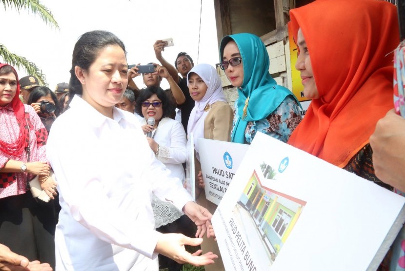 Menteri Koordinator Bidang Pembangunan Manusia dan Kebudayaan (Menko PMK) Puan Maharani mengatakan, fenomena dunia yang berubah cepat menuntut kualitas semakin baik. Untuk mendukung pendidikan nasional, pemerintah melalui Program Prioritas Kartu Indonesia Pintar (KIP) akan selalu berkomitmen untuk terus meningkatkan kualitas pelayanan dan penyediaan sarana dan prasarana pendidikan.   “Melalui program KIP ini, diharapkan seluruh anak-anak Indonesia dapat mengenyam pendidikan dan menjadikan anak-anak Indonesia yang maju dan berakhlak mulia,” sebutnya Mengawali kunjungan kerjanya di Provinsi Bengkulu, Menko PMK Puan Maharani mengunjungi SD Negeri 61 dan PAUD Melati di Desa Dusun Baru, Kecamatan Seluma, Kabupaten Seluma, dalam keterangan tertulisnya, Senin (15/5). Dalam kunjungan kerjanya, Menko PMK memberikan Kartu Indonesia Pintar (KIP) kepada 374 siswa dari total 374 siswa di Kabupaten Seluma, serta menyerahkan mobil bioskop keliling dan buku cerita rakyat sebanyak 40 judul (500 eksemplar) untuk Kabupaten Seluma. Dalam peringatan Hardiknas di Seluma, Menko PMK juga memberikan quiz dengan hadiah 6 unit sepeda. Di SDN 61 Seluma, Menko PMK menyerahkan bantuan berupa : Biaya Rehabilitasi Ruang Kelas sebesar Rp. 2.107.926.000 serta  Bantuan TIK sebesar Rp. 525.000.000, penyerahan simbolis dalam bentuk 5 laptop. Sementara di PAUD Melati, Menko PMK menyerahkan Bantuan Alat Peraga Edukasi untuk 3 PAUD sebanyak Rp. 40.000.000 per PAUD.    “Semoga bantuan tersebut dapat dipergunakan sebaik-baiknya, dalam upaya meningkatkan kualitas pendidikan khususnya di Kabupaten Seluma,” pungkasnya.  Peringatan Hardiknas di Kabupaten Seluma ini dihadiri Menteri Pendidikan dan Kebudayaan Muhajir Efendi, Wakil Gubernur Bengkulu Rohidin Mersyah, Bupati Seluma Bundra Jaya serta para Ketua Adat dan Budayawan Kabupaten Seluma.  Selain memperingati Hardiknas, pada kesempatan itu pula Menko PMK menyaksikan deklarasi Seluma Membaca Al Quran Sebagai Penguatan Nilai Religius Pendidikan Karakter yang ditandai dengan pembacaan Alquran Surah Ar Rahman 1-10 secara estafet oleh siswa. Menko PMK bersama Mendikbud dan Bupati Seluma pun sempat menandatangi spanduk deklarasi tersebut. Selain peringatan Hardiknas, kunjungan kerja Menko PMK ke Bengkulu sekaligus membuka 'Lawatan Sejarah Nasional (LASENAS) XV' yang di pusatkan di situs bersejarah Rumah Pengasingan Sukarno di Provinsi Bengkulu. 