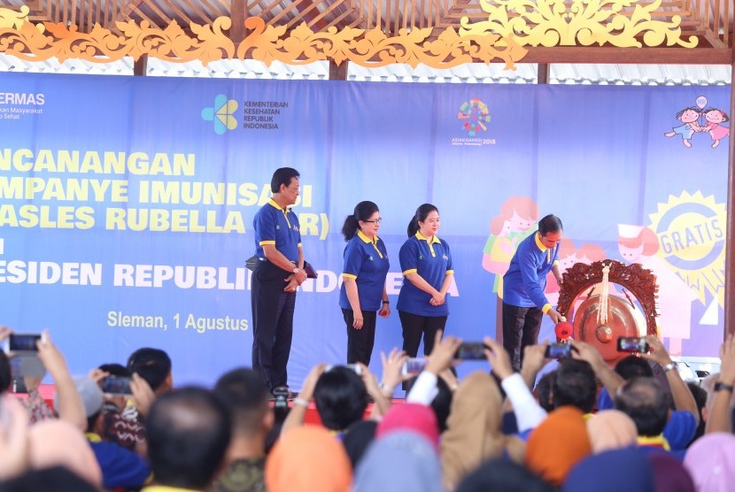 Menteri Koordinator Bidang Pembangunan Manusia dan Kebudayaan (Menko PMK), Puan Maharani ikut mendampingi Presiden Joko Widodo dalam acara Pencanangan Kampanye Tingkat Nasional dan Introduksi Imunisasi Campak (Measles) Rubella (MR).