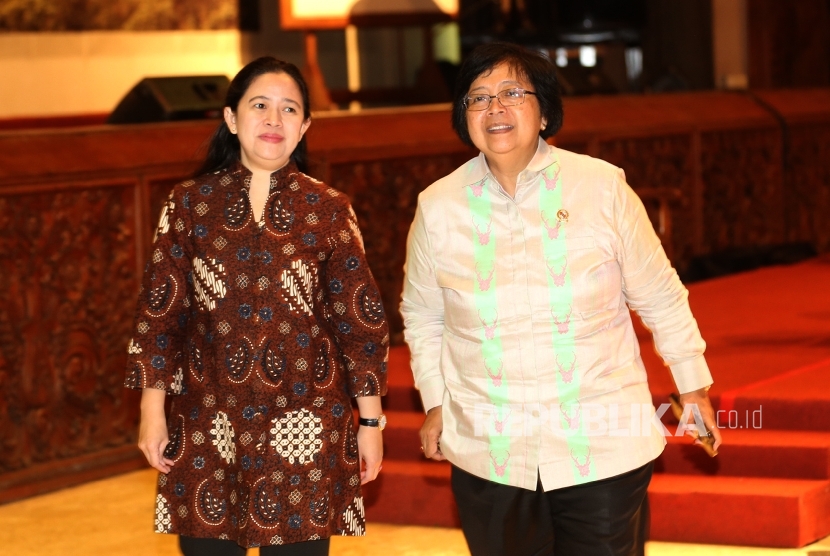 Menteri Koordinator bidang Pembangunan Manusia dan Kebudayaan (Menko PMK) Puan Maharani (kiri) berjalan bersama Menteri Lingkungan Hidup dan Kehutanan Siti Nurbaya (kanan).