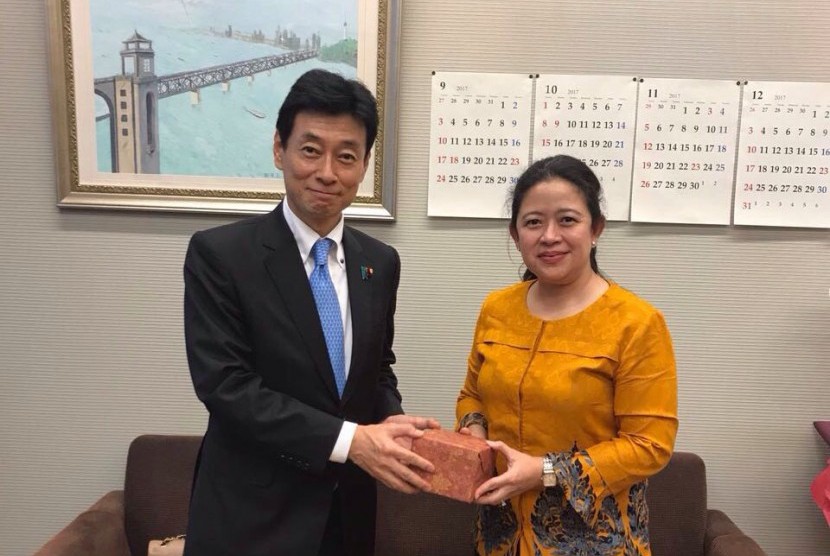 Menteri Koordinator bidang Pembangunan Manusia dan Kebudayaan (Menko PMK), Puan Maharani ketika bertemu dengan Nishimura Yasutoshi, Deputy Chairman, Policy Research Council LDP dan Wakil Menteri Luar Negeri Jepang Fumio Kishida di Tokyo, Senin (25/9).