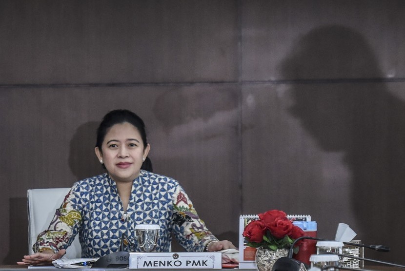 Menteri Koordinator bidang Pembangunan Manusia dan Kebudayaan (Menko PMK) Puan Maharani memimpin rapat koordinasi tingkat menteri di Kemenko PMK, Jakarta, Kamis (2/11). 