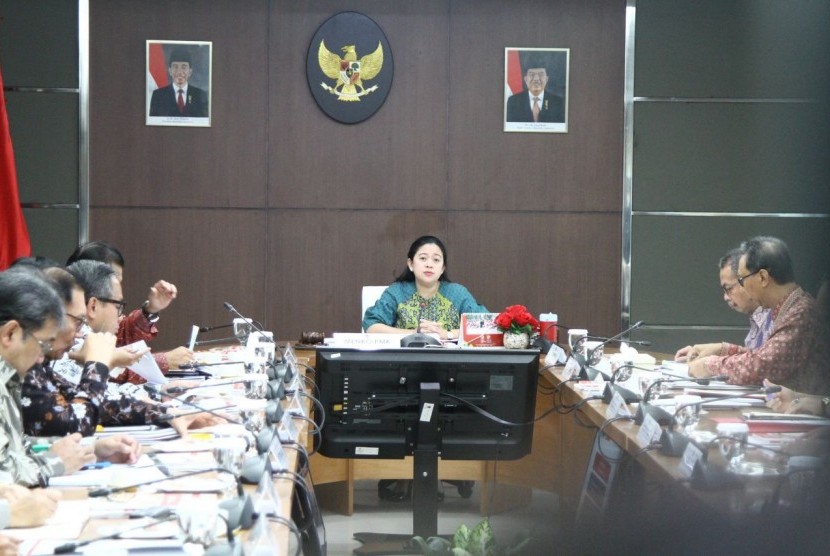 Menteri Koordinator Bidang Pembangunan Manusia dan Kebudayaan (Menko PMK) Puan Maharani, menggelar rapat koordinasi tingkat menteri. 