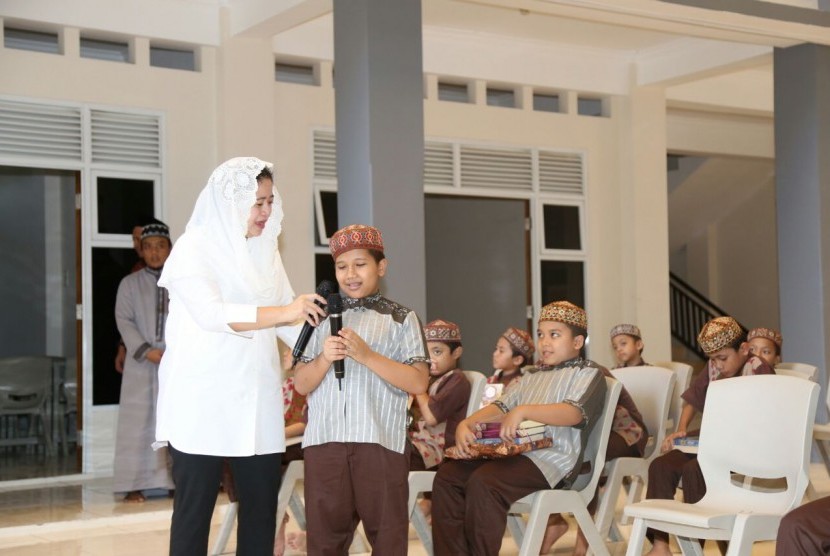 Menteri Koordinator Bidang Pembangunan Manusia dan Kebudayaan (Menko PMK)  Puan Maharani saat mengunjungi Pondok Pesantren Tahfidz Yatim de Muttaqin di Desa Denokan, Kecamatan Depok, Kabupaten Sleman, Provinsi Yogyakarta, Selasa (3/4).