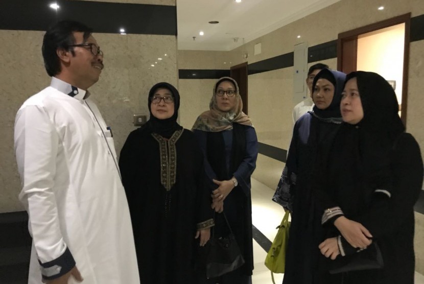Menteri Koordinator Bidang Pembangunan Manusia dan Kebudayaan (Menko PMK), Puan Maharani, saat memimpin rakor tingkat menteri di Makkah, Saudi.