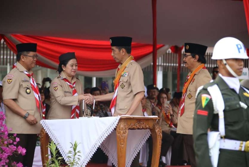 Menteri Koordinator Bidang Pembangunan Manusia dan Kebudayaan (Menko PMK) Puan Maharani mendampingi Presiden Joko Widodo (Jokowi) menghadiri upacara peringatan Hari Pramuka ke-57.