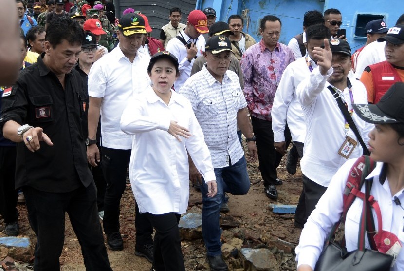 Menteri Koordinator Bidang Pembangunan Manusia dan Kebudayaan (Menko PMK) Puan Maharani (kedua kiri) meninjau lokasi tsunami di Desa Way Muli, Kecamatan Rajabasa, Lampung Selatan, Lampung, Selasa (25/12/2018). 