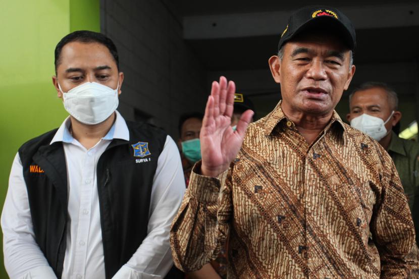 Menteri Koordinator Bidang Pembangunan Manusia dan Kebudayaan (Menko PMK) Muhadjir Effendy (kanan).