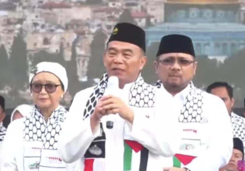 Menteri Koordinator Bidang Pembangunan Manusia dan Kebudayaan (Menko PMK), Muhadjir Effendy turut hadir dalam aksi akbar bela Palestina di Monas, Jakarta Pusat, Ahad (5/11/2023).