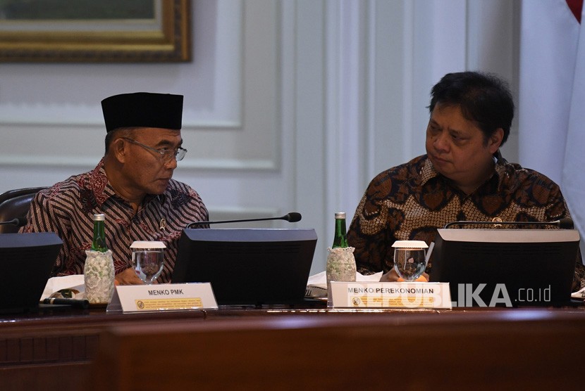 Menteri Koordinator bidang Pembangunan Manusia dan Kebudayaan Muhadjir Effendy (kiri) bersama Menteri Koordinator bidang Ekonomi Airlangga Hartarto mengikuti rapat terbatas di Kantor Presiden, Jakarta, Kamis (9/1/2020).