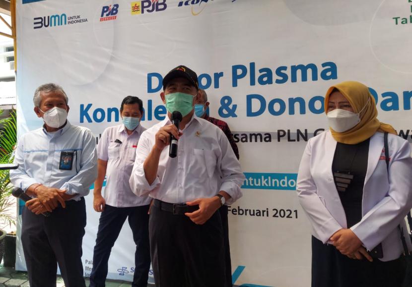 Menteri Koordinator Bidang Pembangunan Manusia dan Kebudayaan Muhajir Effendy meninjau donor plasma konvalesen yang diselenggarakan PLN UID Jatim dalam peringatan Bulan K3 di Surabaya, Selasa (16/2).