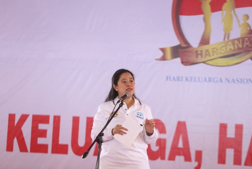 Menteri Koordinator Bidang Pembangunan Manusia dan Kebudayaan (PMK) Puan Maharani pada acara puncak peringatan Hari Keluarga Nasional XXV Tahun 2018 di Kawasan Megamas, Kota Manado, Sulawesi Utara, Sabtu (7/7). 