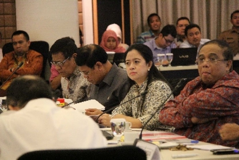 Menteri Koordinator Bidang Pembangunan Manusia dan Kebudayaan Puan Maharani (kedua kanan).