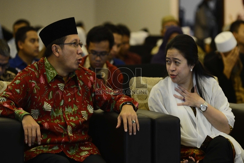 Menteri Koordinator Bidang Pembangunan Manusia dan Kebudayaan Puan Maharani (kanan) berbincang bersama Menteri Agama, Lukman Hakim Saifudin (kiri) sesaat setelah Launching Program Peningkatan Pendidikan Agama dan Keagamaan Pada Madrasah dan Pondok Pesantre