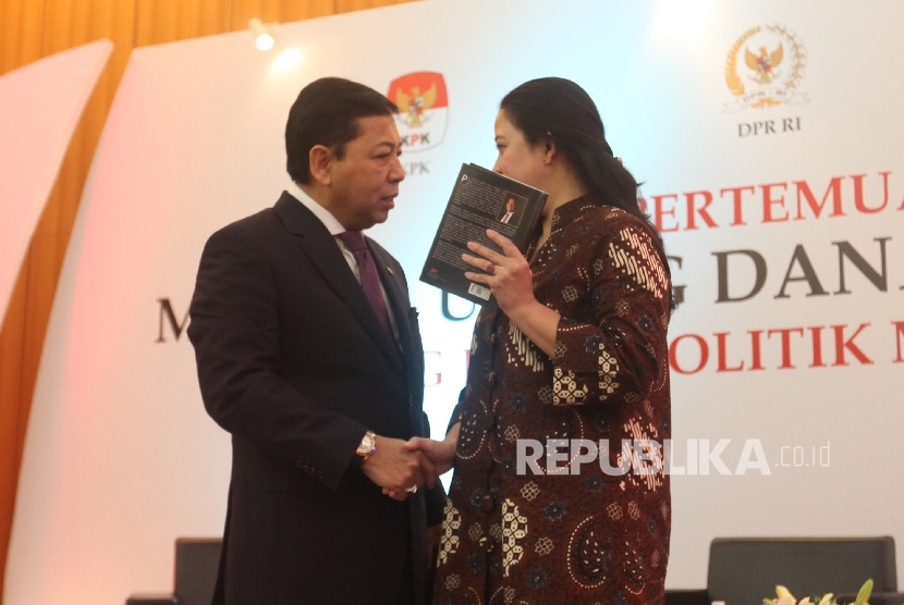 Menko PMK Puan Maharani (kanan) berbincang bersama Ketua Umum Partai Golkar, Setya Novanto (kiri) saat menghadiri pertemuan nasional bertajuk 'Menata Ulang Dana Politik di Indonesia: Peluang Dana Politik Melalui Anggaran Negara' di kantir BPK RI, Jakarta, 