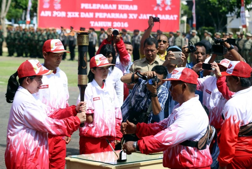 Menteri Koordinator bidang Pembangunan Manusia dan Kebudayaan, Puan Maharani, saat memimpin Upacara Pengambilan Api PON ke-19 dan Peparnas ke-15 di Lapangan Pendopo Kabupaten Indramayu, Senin (6/9). 