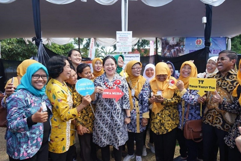 Menteri Koordinator Bidang Pembangunan Manusia dan Kebudayaan Republik Indonesia Puan Maharani saat mendeklarasikan Kebangkitan Lansia.