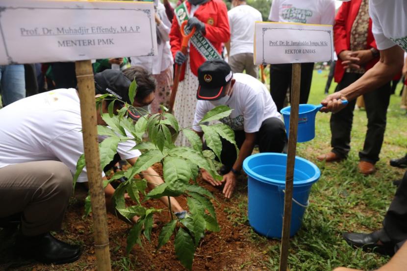 Menteri Koordinator Bidang Pembangunan Manusia dan Kebudayaan Republik Indonesia Muhajir Effendy beserta jajaran melaksanakan kunjungan kerja sekaligus menanam pohon di Kota Makassar, Sulawesi Selatan, 26-27 Juli 2022. 