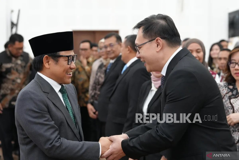 Menteri Koordinator Bidang Pemberdayaan Masyarakat Muhaimin Iskandar melantik Co-Founder Tokopedia Leontinus Alpha Edison menjadi Deputi Pemberdayaan Ekonomi Masyarakat dan Perlindungan Pekerja Migran.