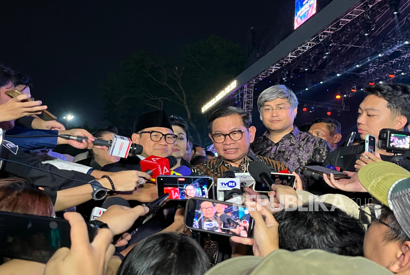 Menteri Koordinator Bidang  Pemberdayaan Masyarakat Muhaimin Iskandar (tengah kiri) dan Gubernur Jakarta Pramono Anung memberikan keterangan usai membuka pameran Jakarta Fair 2025 di JIExpo Kemayoran, Jakarta Pusat, Kamis (19/6/2025). 