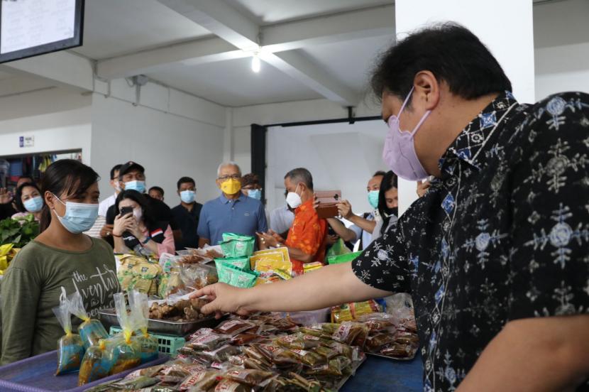 Menteri Koordinator Bidang Perekonomian Airlangga Hartarto berbincang dengan salah seorang pedagang di Pasar Phula Kerti, Denpasar, Bali, Sabtu (18/12).