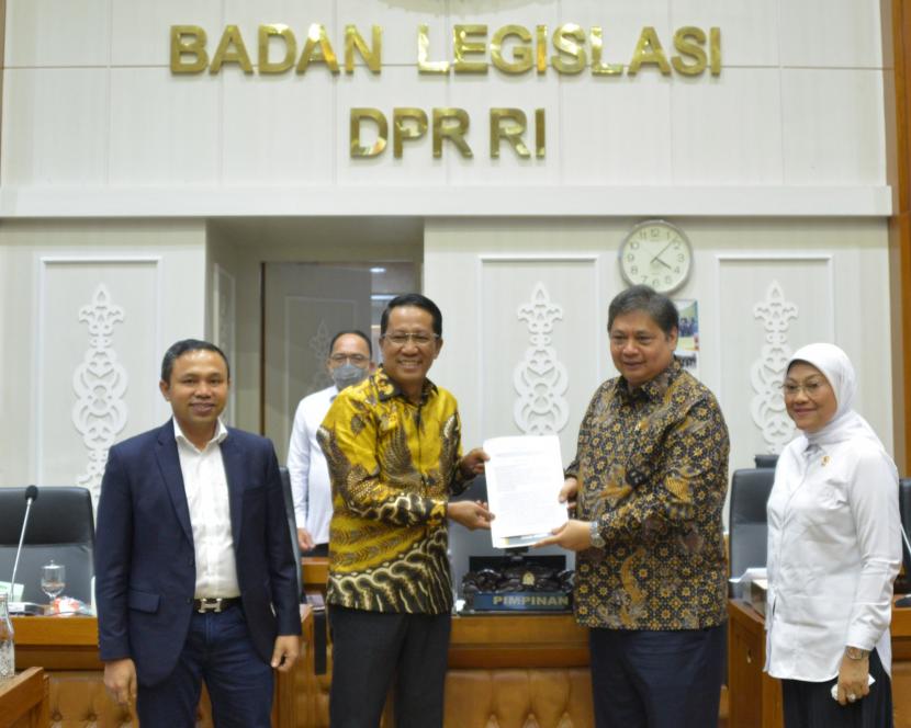 Menteri Koordinator Bidang Perekonomian Airlangga Hartarto (kedua kanan) bersama Badan Legislasi DPR membahas Perppu Cipta Kerja, di Kompleks Parlemen Senayan, Jakarta, Selasa (14/2/2023).