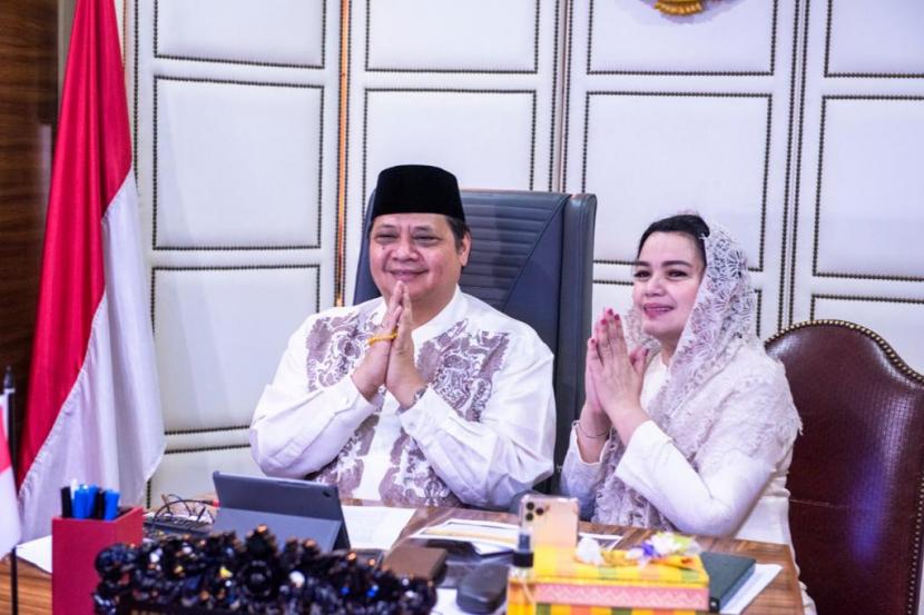 Menteri Koordinator Bidang Perekonomian Airlangga Hartarto bersama istri Yanti Airlangga