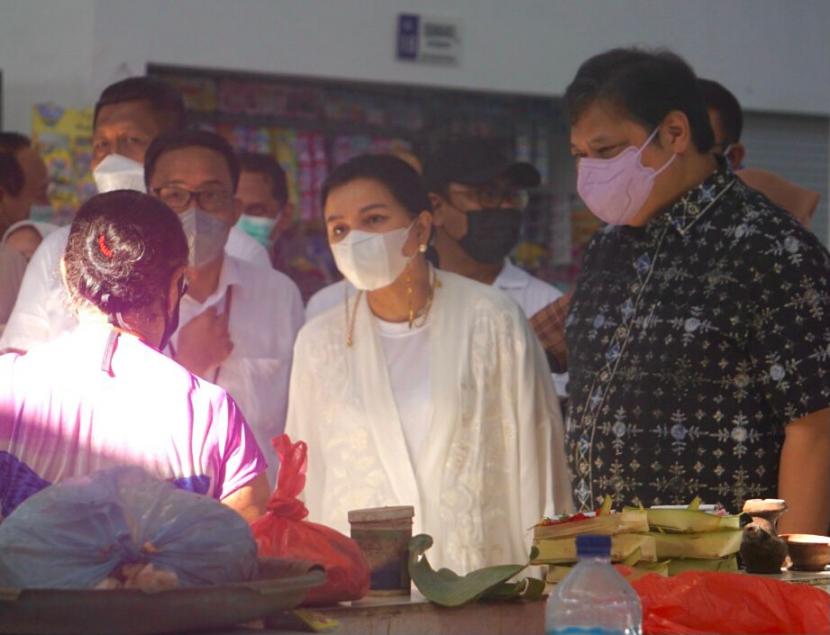  Menteri Koordinator Bidang Perekonomian Airlangga Hartarto (kanan) bersama istrinya mengunjungi Pasar Rakyat Phula Kerti di hari ketiga kunjungannya ke Bali, Denpasar, Sabtu (18/12).