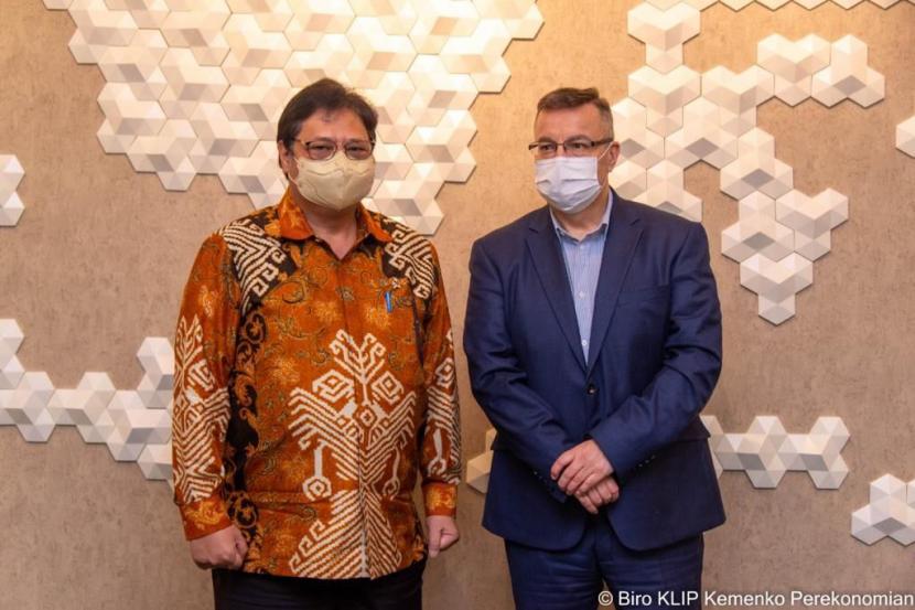 Menteri Koordinator Bidang Perekonomian Airlangga Hartarto (kiri) bersama Wakil Menteri Luar Negeri Ceko YM Martin Tlapa saat menggelar pertemuan di Jakarta, Kamis (9/12).