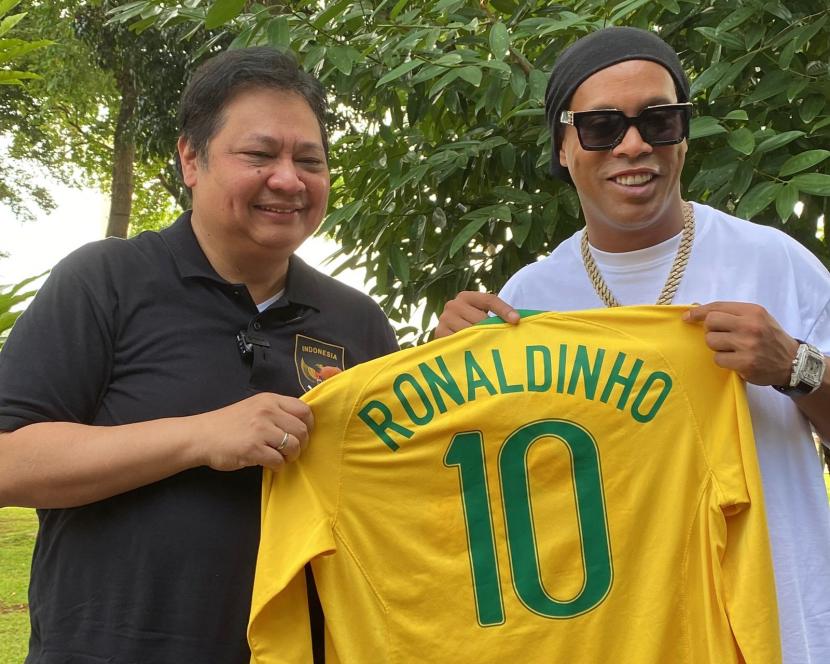Menteri Koordinator Bidang Perekonomian Airlangga Hartarto (kiri) bertemu dengan legenda sepak bola asal Brasil Ronaldinho (kanan), Senin (27/6/2022).