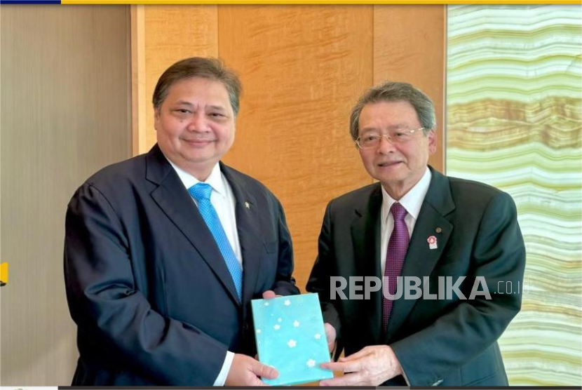 Menteri Koordinator Bidang Perekonomian Airlangga Hartarto bertemu Presiden Tokyo Chamber of Commerce and Industry, Ken Kobayashi di Tokyo, Rabu (8/5/2025).