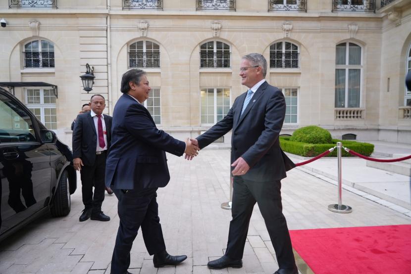Menteri Koordinator Bidang Perekonomian Airlangga Hartarto bertemu Sekretaris Jenderal OECD Mathias Cormann di markas besar OECD di Paris, Kamis (2/5/2024).