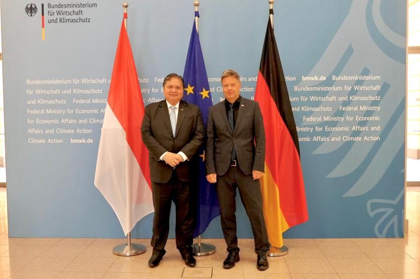 Menteri Koordinator Bidang Perekonomian Airlangga Hartarto dan Wakil Kanselir dan Menteri Ekonomi dan Aksi Iklim Republik Federal Jerman YM Robert Habeck melakukan pertemuan bilateral di Berlin Jerman, Senin (6/5/2024). 
