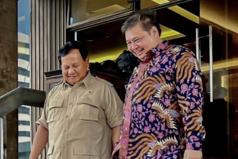 Menteri Koordinator Bidang Perekonomian Airlangga Hartarto (kanan) bersama Menteri Pertahanan Prabowo Subianto (kiri) saat menggelar pertemuan di Kantor Kemenko Perekonomian, Senin (19/9/2022).