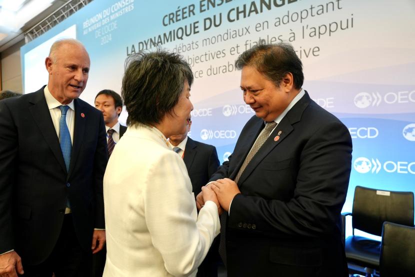 Menteri Koordinator Bidang Perekonomian Airlangga Hartarto (kanan) saat menghadiri Pertemuan Tingkat Menteri Anggota OECD di Paris, Prancis, Jumat (3/5/2024).