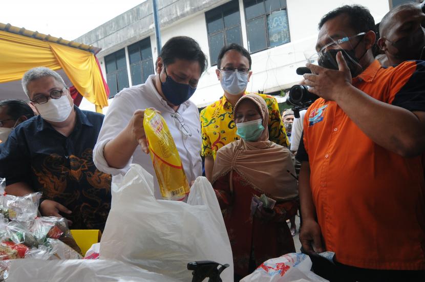 Menteri Koordinator Bidang Perekonomian Airlangga Hartarto (kedua kiri) mengklaim stok minyak goreng harga Rp 14.000 per liter masih banyak.