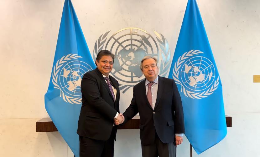 Menteri Koordinator Bidang Perekonomian Airlangga Hartarto (kiri) berjabat tangan dengan Sekretaris Jenderal PBB Antonio Guterres (kanan) dalam pertemuan bilateral, di Markas Besar PBB, New York, pada Rabu (26/10/2022) waktu setempat. 