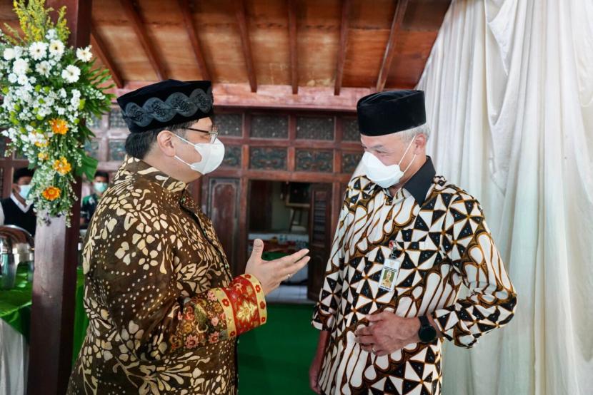 Menteri Koordinator Bidang Perekonomian Airlangga Hartarto (kiri) bersama Gubernur Jawa Tengah Ganjar Pranowo (kanan) saat mengunjungi makam Kiai Ageng Gribig di Jatinom, Klaten, Jawa Tengah, Jumat (24/9).